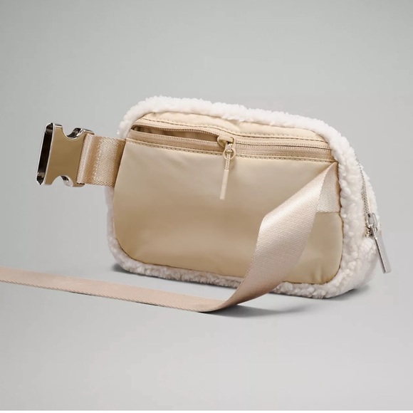NWT Lululemon Everywhere Belt Bag Crossbody 1L Fleece Sherpa Ivory/Trench Beige - Picture 4 of 11